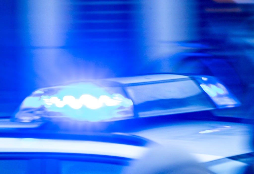 Ein Radler wurde nach einem Zusammenstoß mit Polizeiauto festgenommen. (Symbolbild)