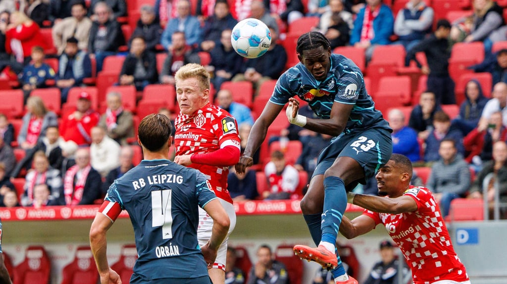 Bollwerk: Castello Lukeba und Willi Orban.