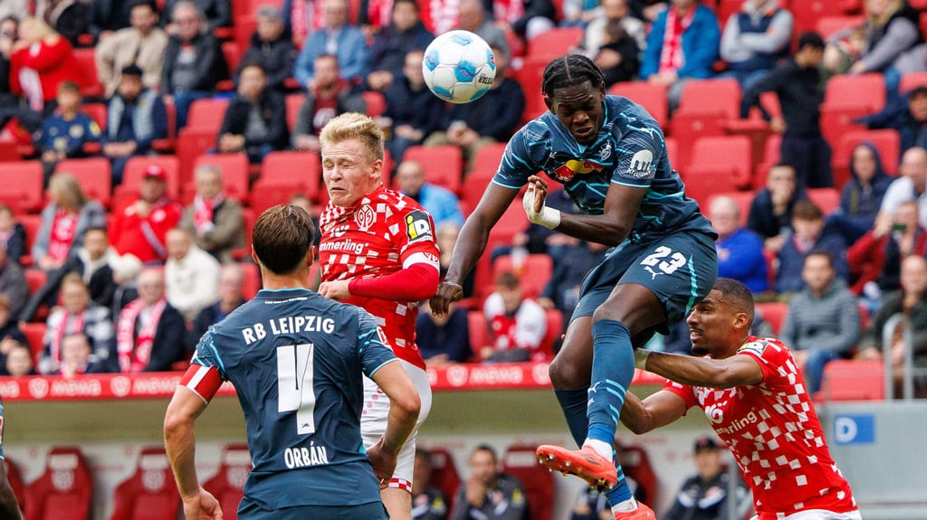 Bollwerk: Castello Lukeba und Willi Orban.