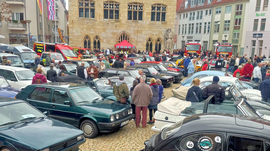 Die Stadtwette zum 35-jährigen Jubiläum der Partnerschaft mit Wolfsburg ging mit den auf dem Holzmarkt versammelten 51 VW-Fahrzeugen, die älter als 35 Jahre sind, erfolgreich für Halberstadt aus.