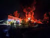 Das Feuer in Morl sorgte in der Nacht für große Rauchwolken über dem Gebäude. 50 Kameraden der Feuerwehr waren vor Ort, um es zu löschen.