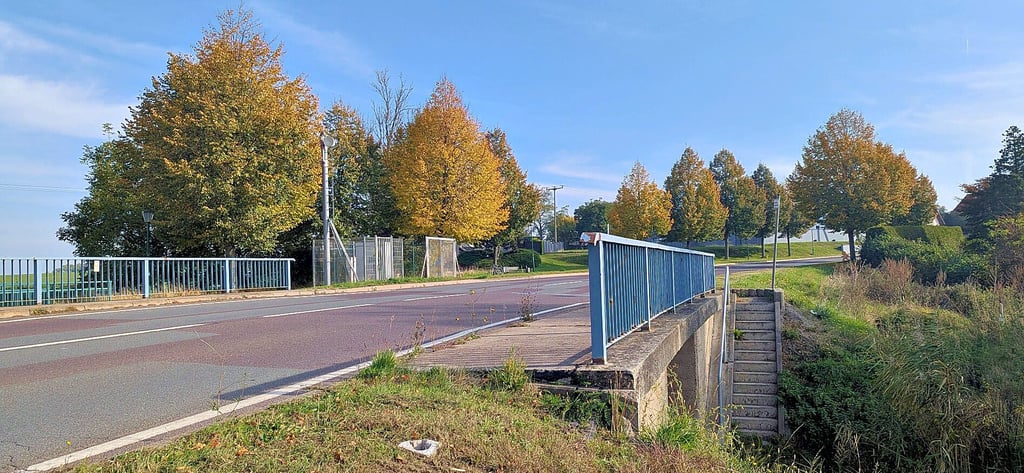 Die Brücke entlang der B 246 in Königsborn ist der neuralgische Punkt des 2. Abschnitts der Sanierung der Ortsdurchfahrt. Für Kraftfahrzeuge gibt es für die Dauer der Brückenarbeiten kein Durchkommen.