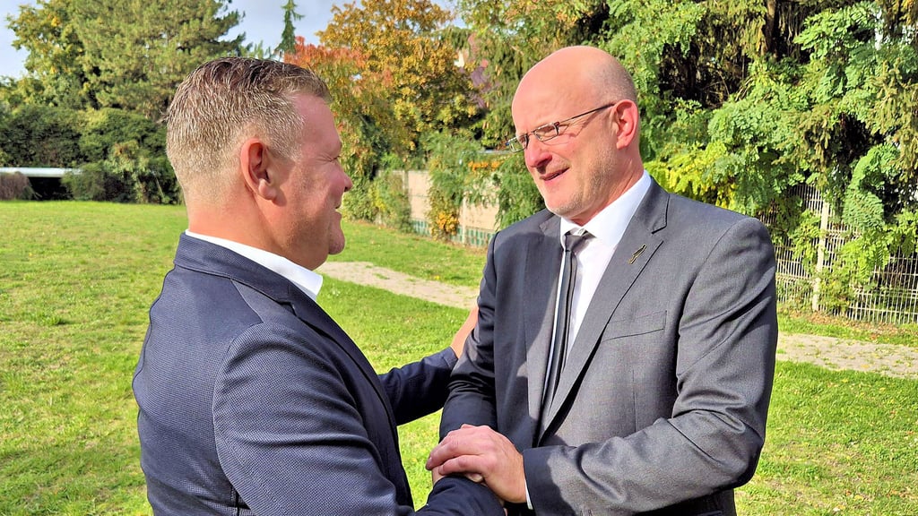 Markus Kurze (links), Vorsitzender des Kreisverbandes Jerichower Land, gratuliert Gerry Weber.