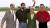 Wieder vereint: Marc Wallert (2.v.l.) stellt sich im September 2000 auf dem Flughafen von Hannover zusammen mit seinen Eltern Renate und Werner und seinem Bruder Dirk (r) zu einem Gruppenfoto auf. (Archivbild)