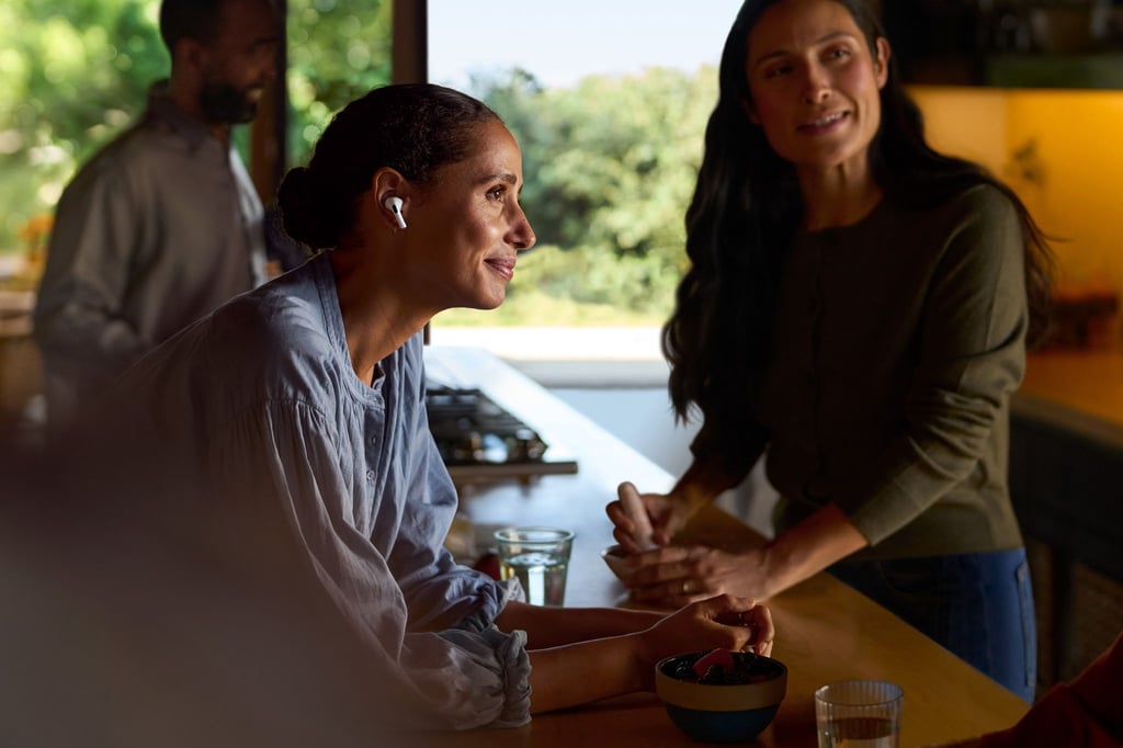 Mit der Hörhilfe-Funktion der Airpods Pro 2 soll man zum Beispiel wieder besser Unterhaltungen in lauten Räumen folgen können.