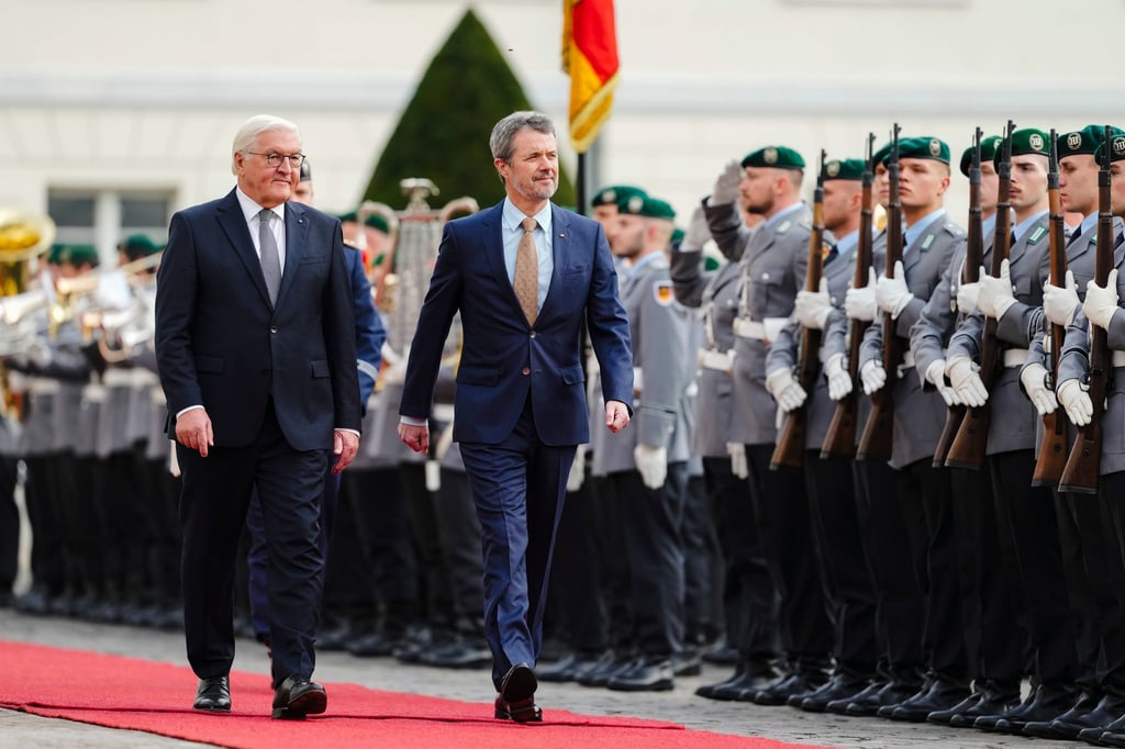 Frederik X. wurde mit militärischen Ehren empfangen.