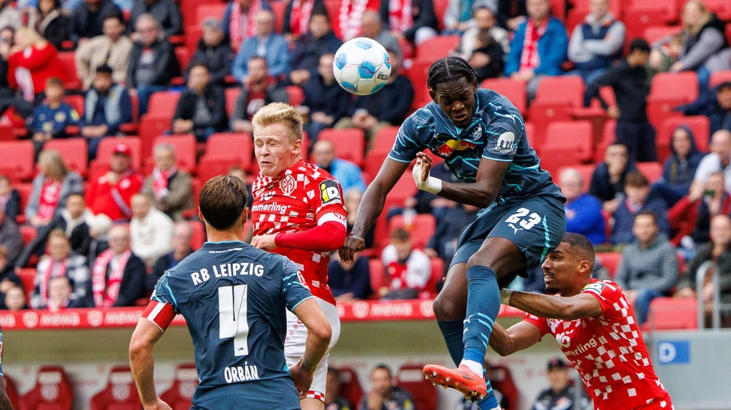 RB-Star Castello Lukeba (r.) beim Luftzweikampf gegen Mainz 05.