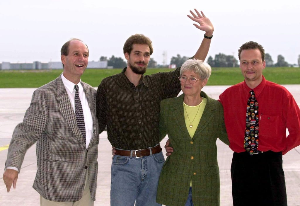 Wieder vereint: Marc Wallert (2.v.l.) stellt sich im September 2000 auf dem Flughafen von Hannover zusammen mit seinen Eltern Renate und Werner und seinem Bruder Dirk (r) zu einem Gruppenfoto auf. (Archivbild)