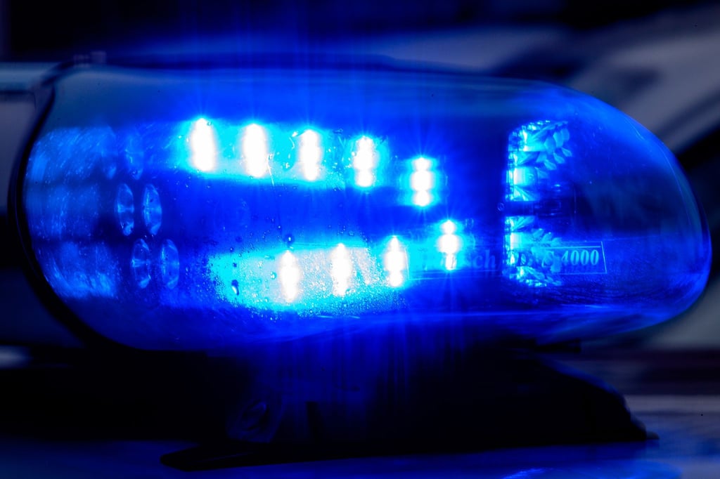 Ein betrunkener Mann skandiert rassistische Parolen vor einer Gemeinschaftsunterkunft für Geflüchtete in Chemnitz. (Symbolfoto)
