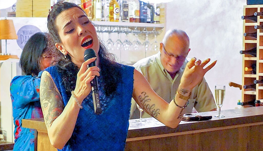 Sängerin und Tänzerin Patricia aus Buenos Aires sang live zur Eröffnung der Begegnungsstätte.