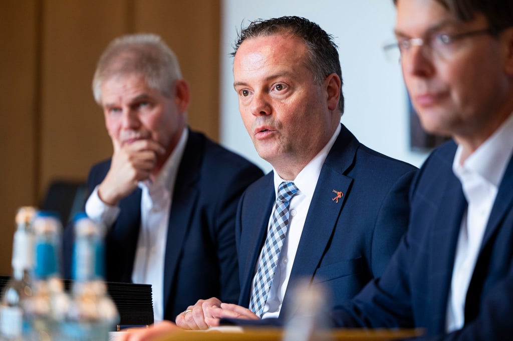 Den Städten in Niedersachsen fehlt immer mehr Geld, warnt der Oberbürgermeister von Hameln, Claudio Griese (Mitte). (Archivbild)