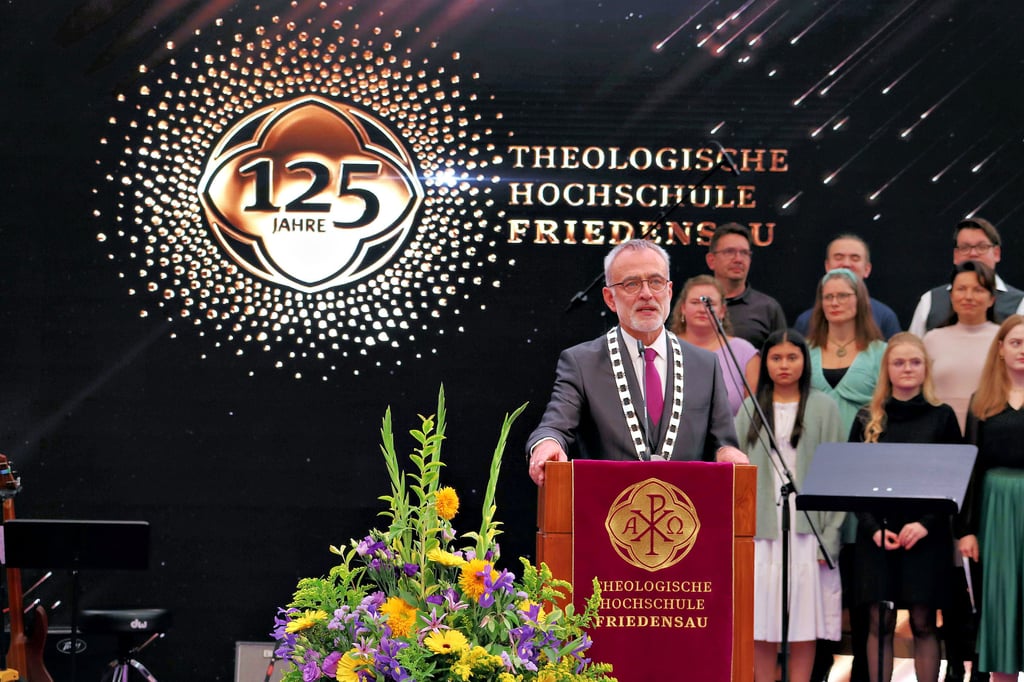 Der Rektor der Theologischen Hochschule Friedensau, Roland Fischer, hält eine Rede zum Jubiläum.