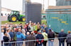 Landwirt Markus Jacobs erklärt den Besuchern, wie eine Biogasanlage funktioniert. 