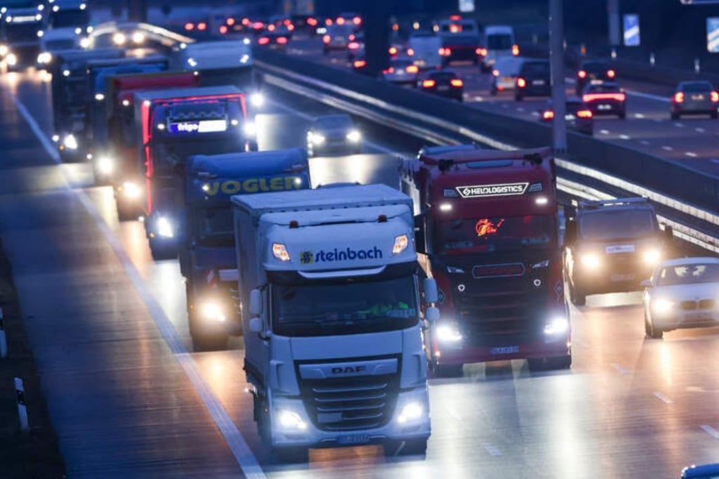 Sperrung aufgehoben: Auf der A9 bei Weißenfels ging über Stunden nichts mehr. Dort staute es sich nach einem Unfall.