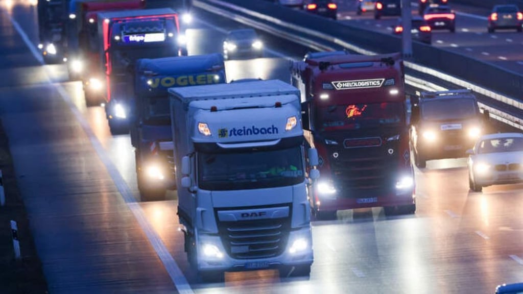 Sperrung aufgehoben: Auf der A9 bei Weißenfels ging über Stunden nichts mehr. Dort staute es sich nach einem Unfall.