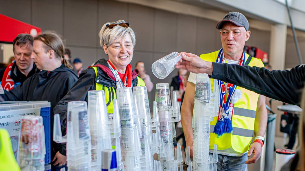 RB-Fans spenden ihre Becher.