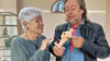 Dorothea Theil und Jens Dammann begutachten die Tonfigur.