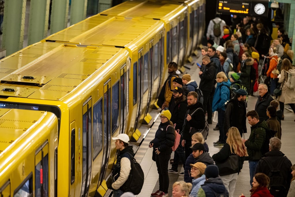 Berlin und Brandenburg wollen das sogenannte Azubi-Ticket für Busse und Bahnen in beiden Bundesländern auslaufen lassen. (Archivbild)