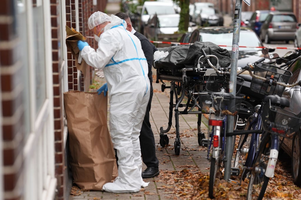 Ein Mann ist in Hamburg durch eine Schussverletzung tödlich verletzt worden. Anwohnerinnen und Anwohner hatten noch versucht, den Mann wiederzubeleben.