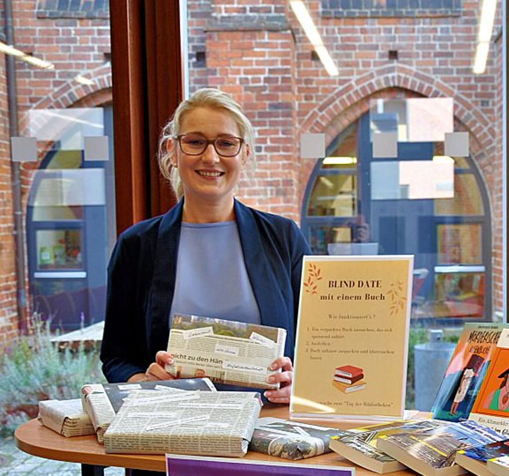 Bibliotheksleiterin Andrea Fischer stellt das Programm zum Tag der Bibliotheken in Stendal vor.