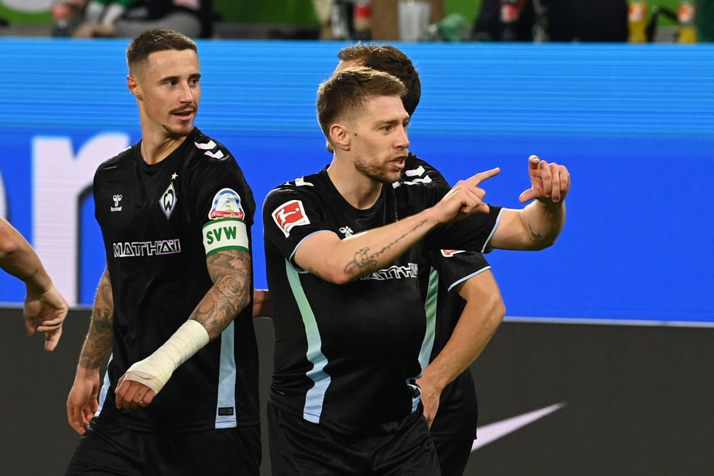 Werder Bremens Mitchell Weiser (r) hofft auf eine Einladung nach Algerien.
