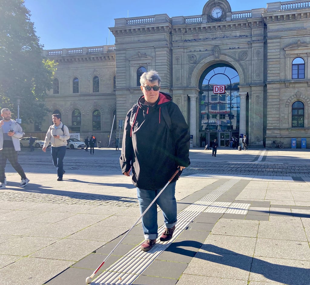 Daniela Schmidt aus Burg ist erblindet und absolviert regelmäßig ein Mobilitätstraining – auch in Magdeburg.