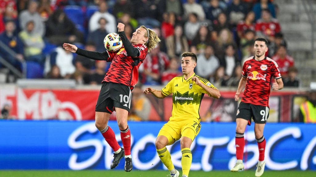 Emil Forsberg nimmt bei der Niederlage der New York Red Bulls den Ball mi der Brust mit.