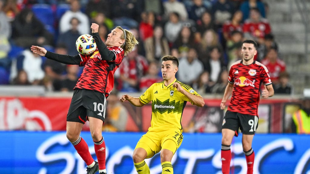 Emil Forsberg nimmt bei der Niederlage der New York Red Bulls den Ball mi der Brust mit.