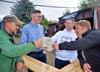 Bert Hoffmann (v.li.), Fabian Stocksmeier, Stefan Wunram und Marc Linse-Wall stoßen mit Bier an.