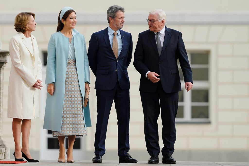 Bundespräsident Steinmeier und seine Frau Elke Büdenbender (ganz links) begrüßen Dänemarks König Frederik X. und Königin Mary.