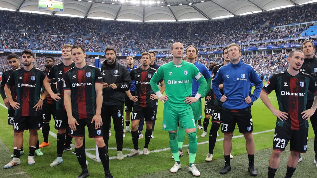 Die Spieler vom 1. FC Magdeburg enttäuscht nach der Niederlage gegen den Hamburger SV.