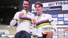 Tim Torn Teutenberg (r) feiert mit Roger Kluge Gold bei der Bahnrad-WM.