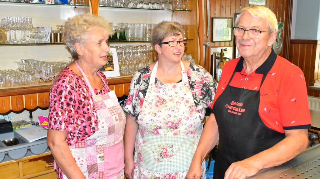 Führen gemeinsam das Langendorfer Lokal: Ingrid und Klaus Peter sowie als Inhaberin Tochter Kerstin (Mitte).