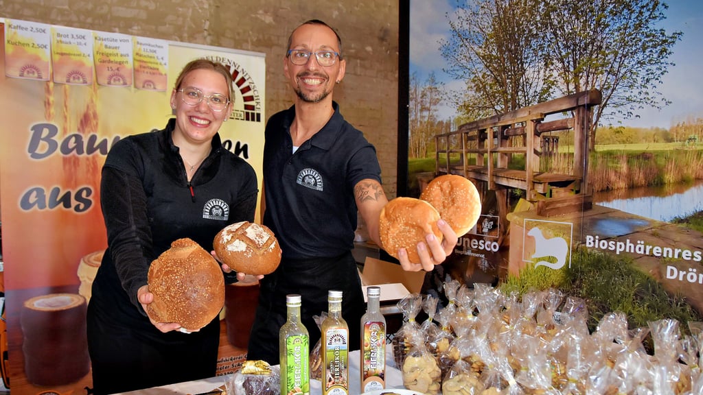 Bäckermeister Denni Nitzschke und seine Mitarbeiterin Kim Alpermann bieten an ihrem Stand Produkte aus der Region an. Zum Sortiment gehören neben dem Drömlingsburger und anderen Backwaren auch Baumkuchen mit Honig von Drömlingsbienen und Eierlikör.