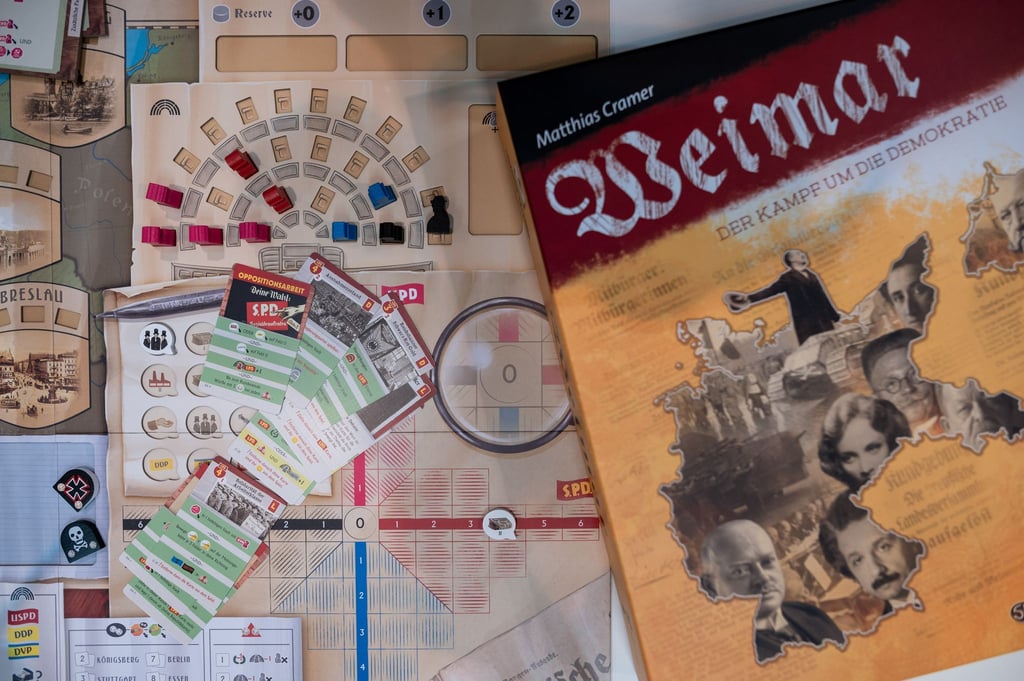 Bei komplexeren Spielen wie „Weimar: Der Kampf um die Demokratie“ empfiehlt es sich, einen regelsicheren Spieler zum Erklären zu haben.