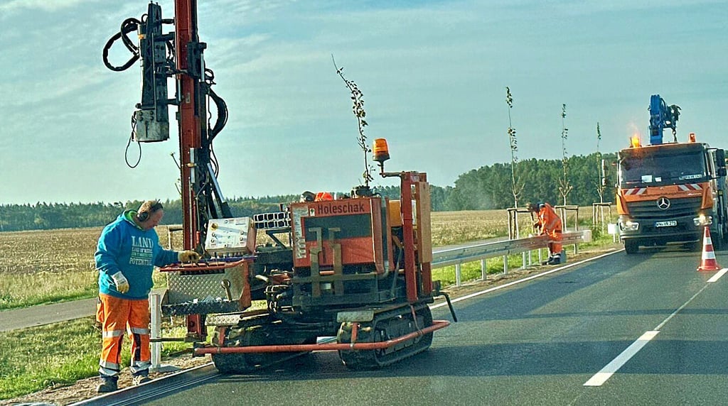 An der B1 zwischen Parchen und Genthin werden Leitplanken gesetzt.