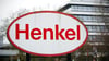 Ein Logo der Henkel AG, aufgenommen auf dem Werksgelände in Düsseldorf (Archivbild).