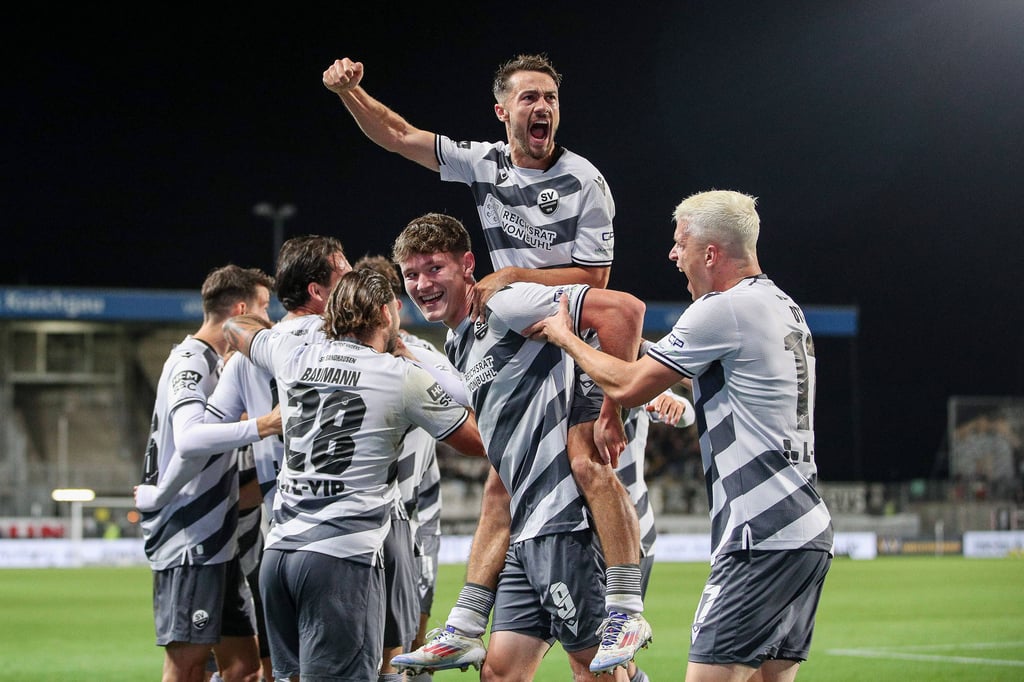 Minnedrin statt nur dabei: Richard Meier (Mitte) ist beim SV Sandhausen und damit im Profifußball angekommen.