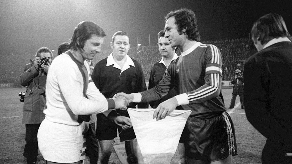 Die Mannschaftskapitäne Manfred Zapf (li., Magdeburg) und Franz Beckenbauer (Bayern) beim Wimpeltausch zur Begrüßung.