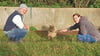 Konstantin und Nora Bunge mit "ihrem" Patentier im Tierpark Dessau.