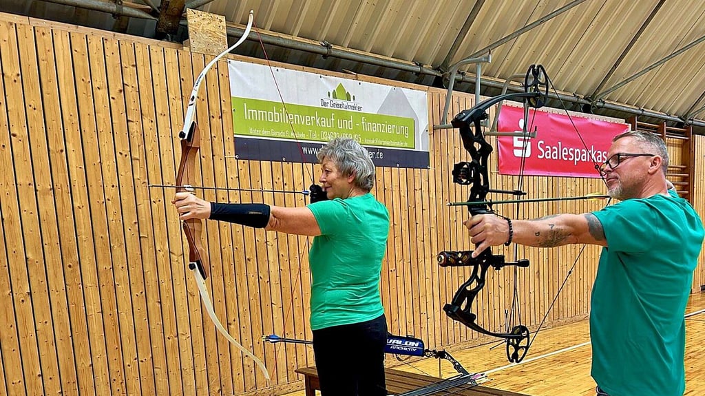 Beim KSV Lützkendorf wird auch Bogensport betrieben. Diese Sektion ist noch neu. Sektionsleiter Jens Mager-Busch (vorn rechts) leitet das Training in Krumpa.