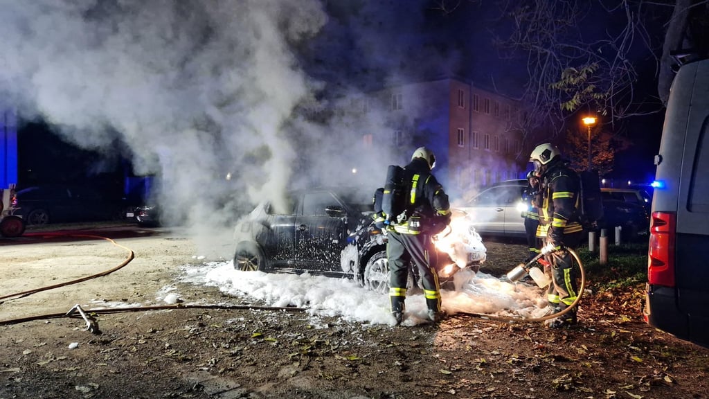 Die Feuerwehr löschte: Der Nissan brannte in der Schillerstraße in Merseburg.