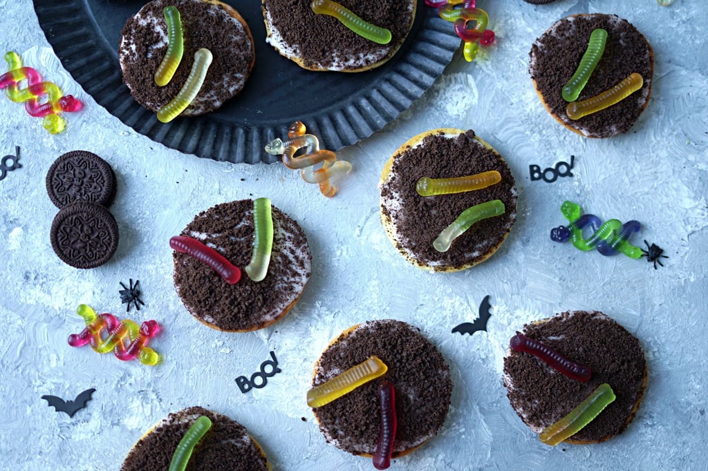 Lauter Gummiwürmer und Erdkrümel, die aus Keksen zerbröselt werden, tanzen bei Food-Bloggerin Mareike Pucka an Halloween auf kleinen Amerikanern.