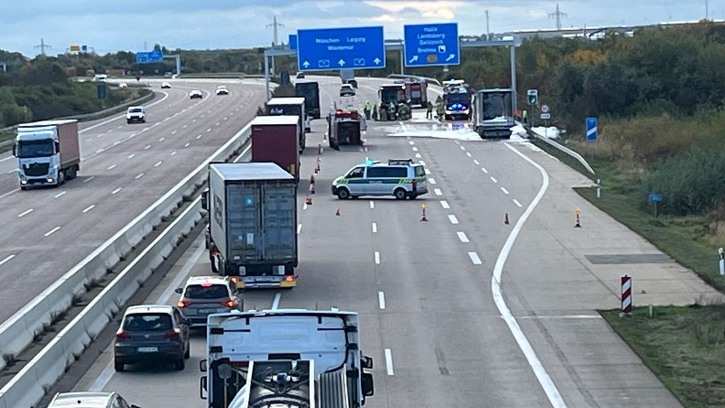 Die Feuerwehr war im Einsatz auf der A9 bei Halle.