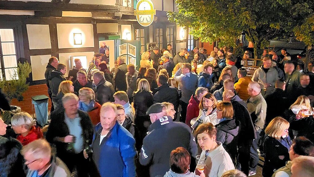 Genthin wird am 26. Oktober 2024 zur Stadt des Kneipenfestes mit viel Rockmusik und Trubel wie hier an der Kutscherstube.
