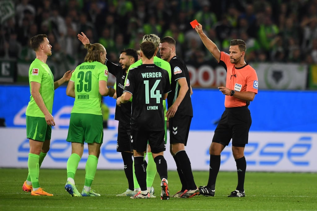 Der Wolfsburger Patrick Wimmer (Rückennummer 39) sah gegen Werder Bremen die Rote Karte.