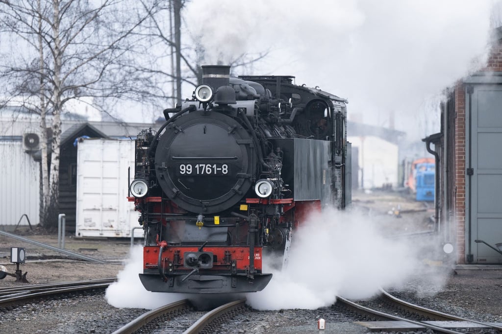 In Radebeul kam es zu einer Kollision zwischen einem Auto und der Lößnitzgrundbahn. (Foto: Lößnitzgrundbahn)
