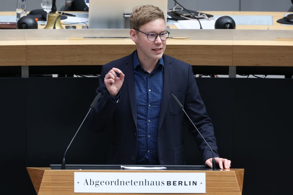 Der grüne Innenpolitik-Experte Vasili Franco warnt vor einem Überbietungswettbewerb beim Thema Abschiebungen. (Archivbild)