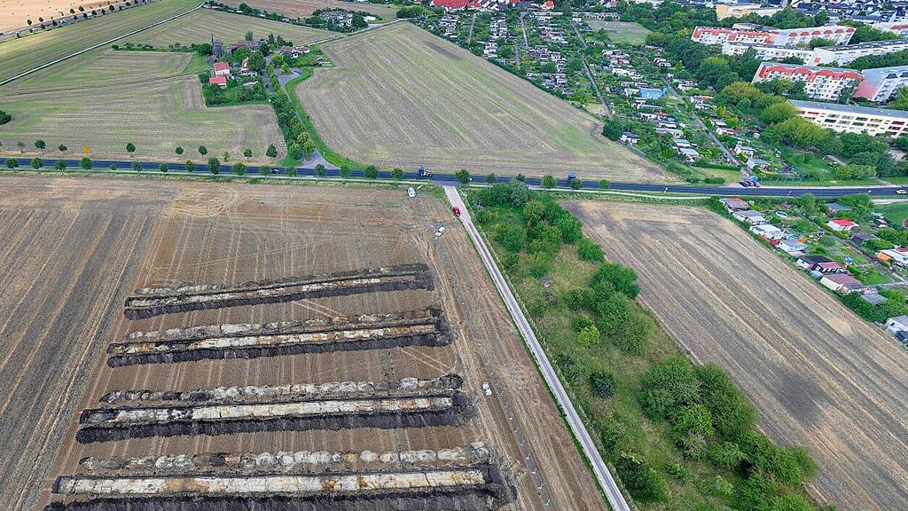 Dieses Bild zeigt die Gräben der Suchschachtung, die im Sommer vorgenommen wurde. Sie sind inzwischen wieder verschlossen. Auf dieser Fläche soll das Stadion entstehen, gegenüber steht Auerbachs Mühle.