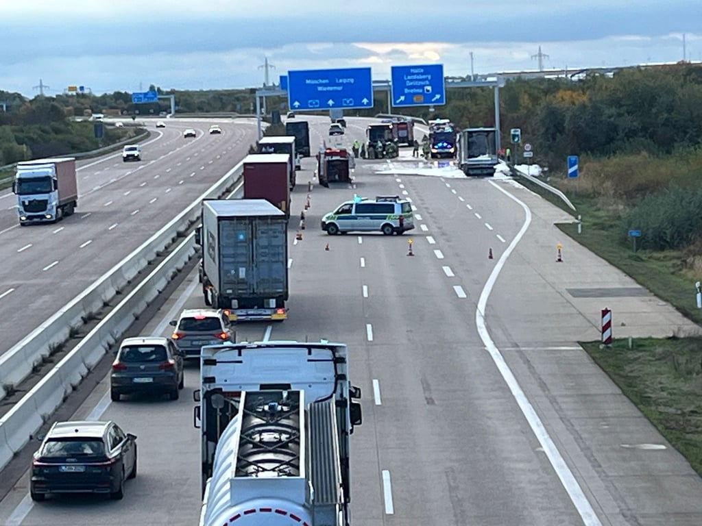 Die Feuerwehr war im Einsatz auf der A9 bei Halle.